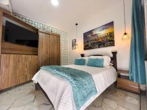 Un dormitorio con una cama grande y un televisor. en Modern, Luxurious and Tradicional Apartments by Samilis Place, en Cali 37 fotos más