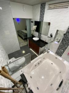 Un baño de Modern, Luxurious and Tradicional Apartments by Samilis Place