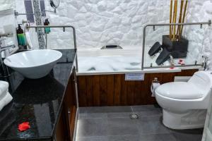 Un baño de Modern, Luxurious and Tradicional Apartments by Samilis Place