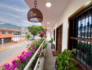 un balcón con flores y vistas a la calle en Modern, Luxurious and Tradicional Apartments by Samilis Place, en Cali