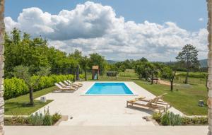 Πισίνα στο ή κοντά στο Amazing Home In Strped With Wifi