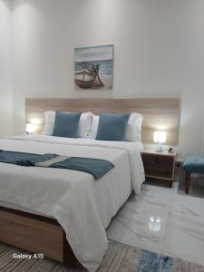 塞拉莱First MEN的卧室里有一张大床，配有蓝色枕头