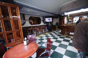 Sohvabaar või baar majutusasutuses Hostal Restaurante la Trucha