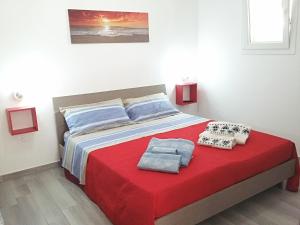 トッレ・ラピッロにあるCasa Vacanza Carmineのベッドルーム1室(枕2つ付)