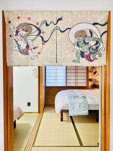 Kawagoe Inn Tokine 時の鐘まで徒歩3分 敷地内駐車場 お子様用プレイルーム客房内的一张或多张床位