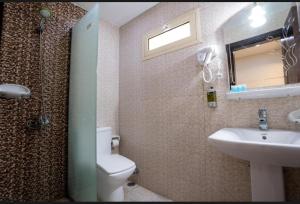 a bathroom with a toilet and a sink and a mirror at فندق اعالي الحجاز - مكة المكرمة in Mecca +21 photos