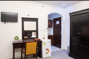 a room with a desk and a mirror and a television at فندق اعالي الحجاز - مكة المكرمة in Mecca