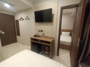 Uma cama ou camas num quarto em WE Hotel Kowloon