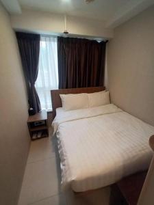 Uma cama ou camas num quarto em WE Hotel Kowloon