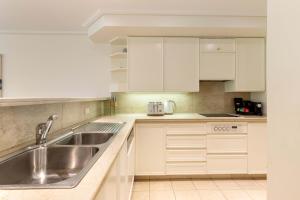 Η κουζίνα ή μικρή κουζίνα στο Mirage Resort Villa 434 with access to Sheraton Facilities