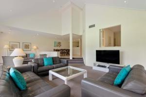 Μια τηλεόραση ή/και κέντρο ψυχαγωγίας στο Mirage Resort Villa 434 with access to Sheraton Facilities