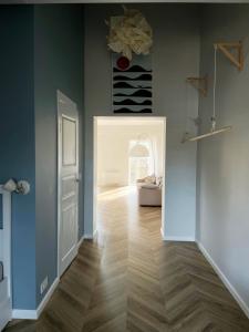 Postel nebo postele na pokoji v ubytování Bright and Airy 65 sqm Apt in Old Town Steps Away