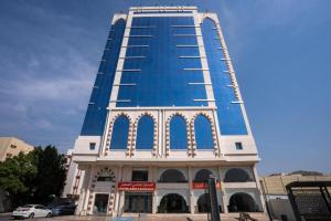a tall building with a blue tower at فندق اعالي الحجاز - مكة المكرمة in Mecca