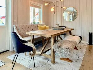 Et opholdsområde på Sommerhus Med To Terrasser Nær Risør