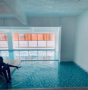Bazén v ubytování Ultra Luxury 2 bedroom Apartment in the Heart of Lavington nebo v jeho okolí