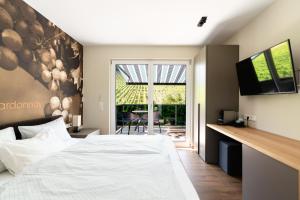 Una cama o camas en una habitación de Roussel Hotel Restaurant