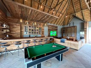 Meja biliard di RoiSan Private Game Lodge