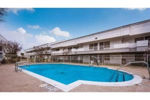 una piscina frente a un edificio en Studio 6 Irving, TX - Irving DFW Airport East, en Irving