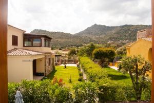 a view of the garden from the house at Casa Danilo in San Teodoro
