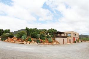 un edificio con muchos árboles y plantas en Agroturismo Sa Marina - Adults Only, en Cala Boix