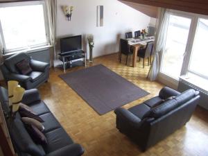 sala de estar con sofá y mesa en Ferienwohnung Dunleavy, en Bad Herrenalb