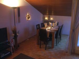 ein Esszimmer mit einem langen Tisch und Stühlen in der Unterkunft Ferienwohnung Dunleavy in Bad Herrenalb