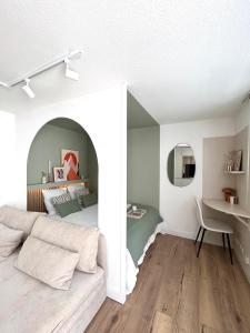 a small bedroom with a bed and a desk at Studio Cosy - Centre-ville in Brest