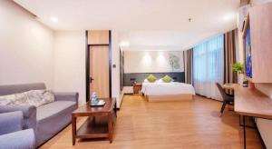 Postel nebo postele na pokoji v ubytování GreenTree Inn Puyang Pushang Huanghe Road