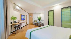Postel nebo postele na pokoji v ubytování GreenTree Inn Puyang Pushang Huanghe Road