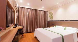 Postel nebo postele na pokoji v ubytování GreenTree Inn Puyang Pushang Huanghe Road