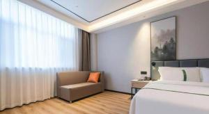 Postel nebo postele na pokoji v ubytování GreenTree Inn Puyang Pushang Huanghe Road