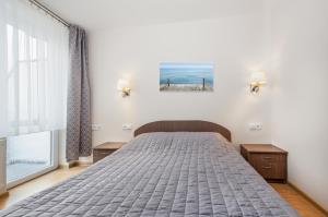 a bedroom with a bed and a painting on the wall at Willa Wilk Morski in Jastrzębia Góra