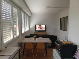 TV/trung tâm giải trí tại Coucher de soleil, gros matelas, parking, 2 lits, lave-linge, wifi, netflix