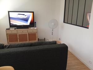 TV/trung tâm giải trí tại Coucher de soleil, gros matelas, parking, 2 lits, lave-linge, wifi, netflix