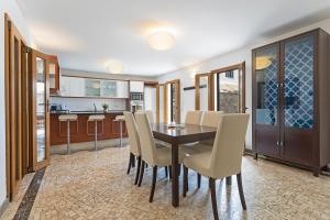 a dining room with a table and chairs at Casa do Lugar de Baixo in Ponta do Sol