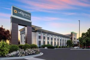 ツインフォールズにあるLa Quinta by Wyndham Twin Fallsのホテルの正面のレンダリング