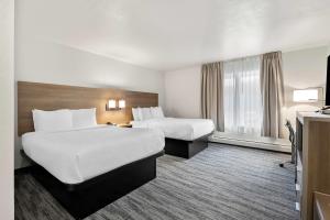 Postel nebo postele na pokoji v ubytování Quality Inn Kodiak