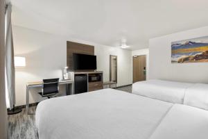 Postel nebo postele na pokoji v ubytování Quality Inn Kodiak