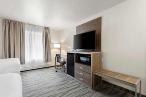 TV a/nebo společenská místnost v ubytování Quality Inn Kodiak