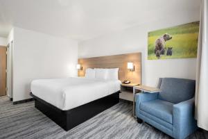 Postel nebo postele na pokoji v ubytování Quality Inn Kodiak