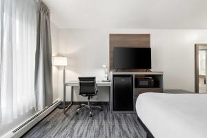 Postel nebo postele na pokoji v ubytování Quality Inn Kodiak