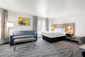 Postel nebo postele na pokoji v ubytování Quality Inn Kodiak