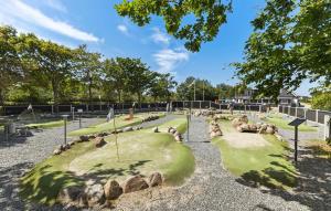 Amazing Home In Tarm With Kitchen外面的花园