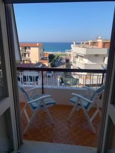 two chairs on a balcony with a view of the ocean at Casa dei miei in Sperlonga
