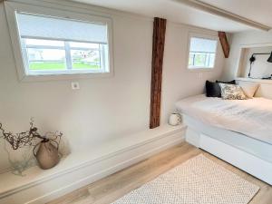 una piccola camera da letto con un letto e una finestra di 6 person holiday home in Bud a Bud