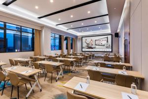 Una televisión o centro de entretenimiento en Crystal Orange Hotel Foshan Jinshazhou Jinbo Tiandi Store