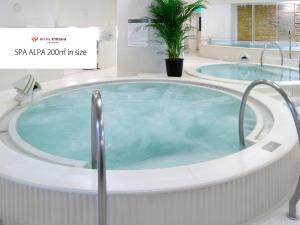eine Whirlpool-Badewanne in einem Badezimmer mit zwei Whirlpools in der Unterkunft Hotel Emisia Sapporo in Sapporo