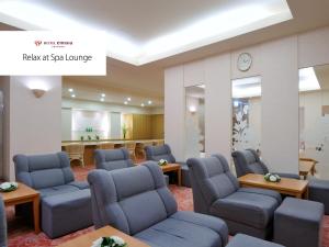Ein Sitzbereich in der Unterkunft Hotel Emisia Sapporo