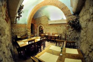 Reštaurácia alebo iné gastronomické zariadenie v ubytovaní Hotel Floryan Old Town