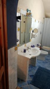 a bathroom with a sink and a mirror and a toilet at Rustic-style apartment in LMP